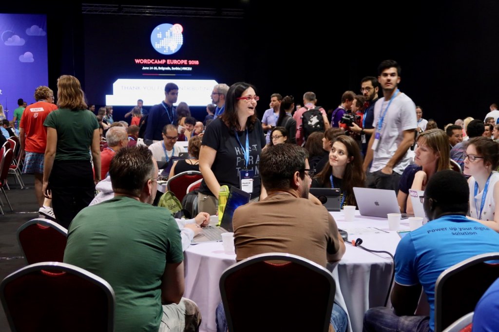 Francesca liderando una mesa de la Comunidad en el Contributor Day